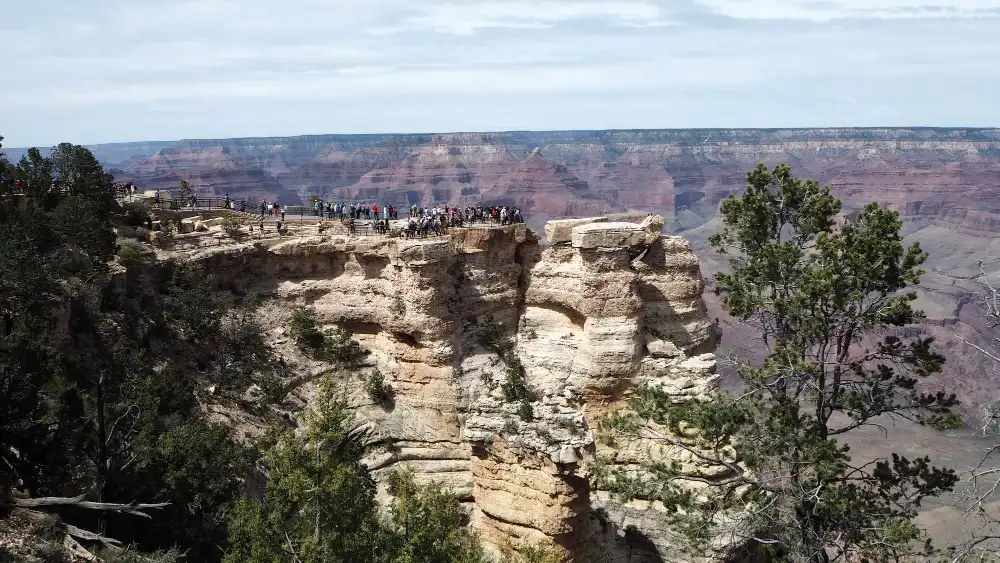 Vue spectaculaire depuis Mather Point au Grand Canyon avec foule de visiteurs