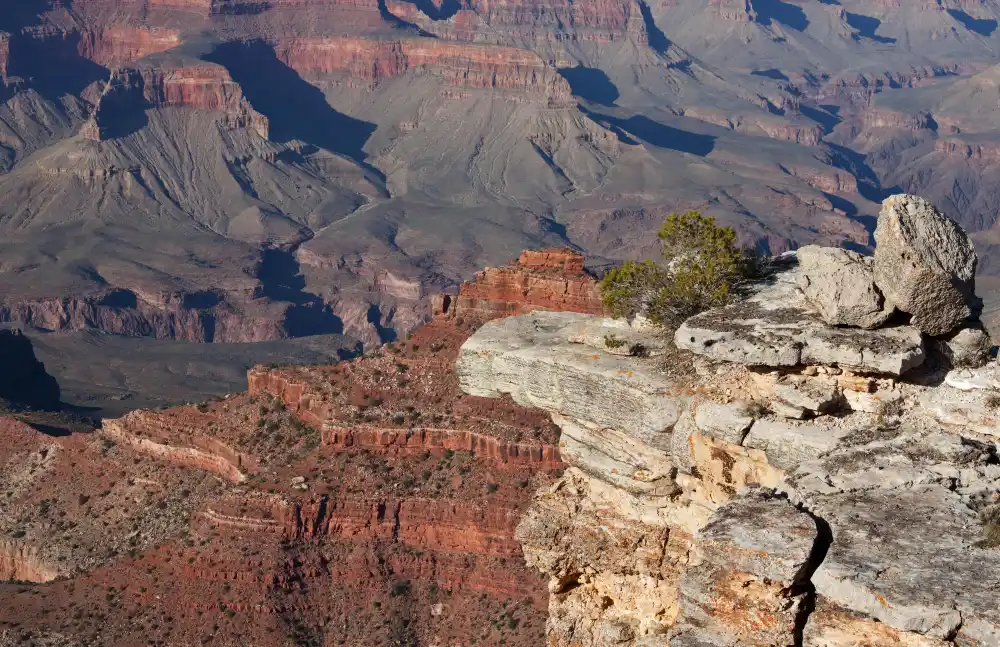 Vue depuis Mohave Point au Grand Canyon, avec un promontoire rocheux typique