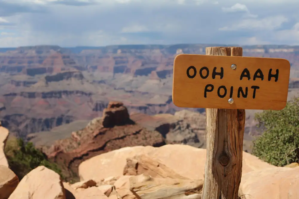 Vue depuis Ooh Aah Point au Grand Canyon avec panneau en bois