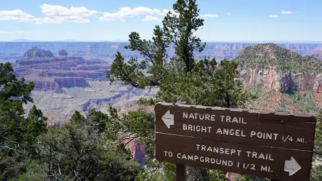 Panneau indiquant le Bright Angel Trail au Grand Canyon, l’un des sentiers les plus emblématiques du parc national.