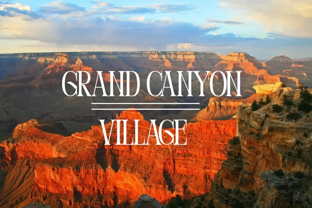 Vue panoramique du Grand Canyon depuis la South Rim au coucher du soleil, près de Grand Canyon Village en Arizona.