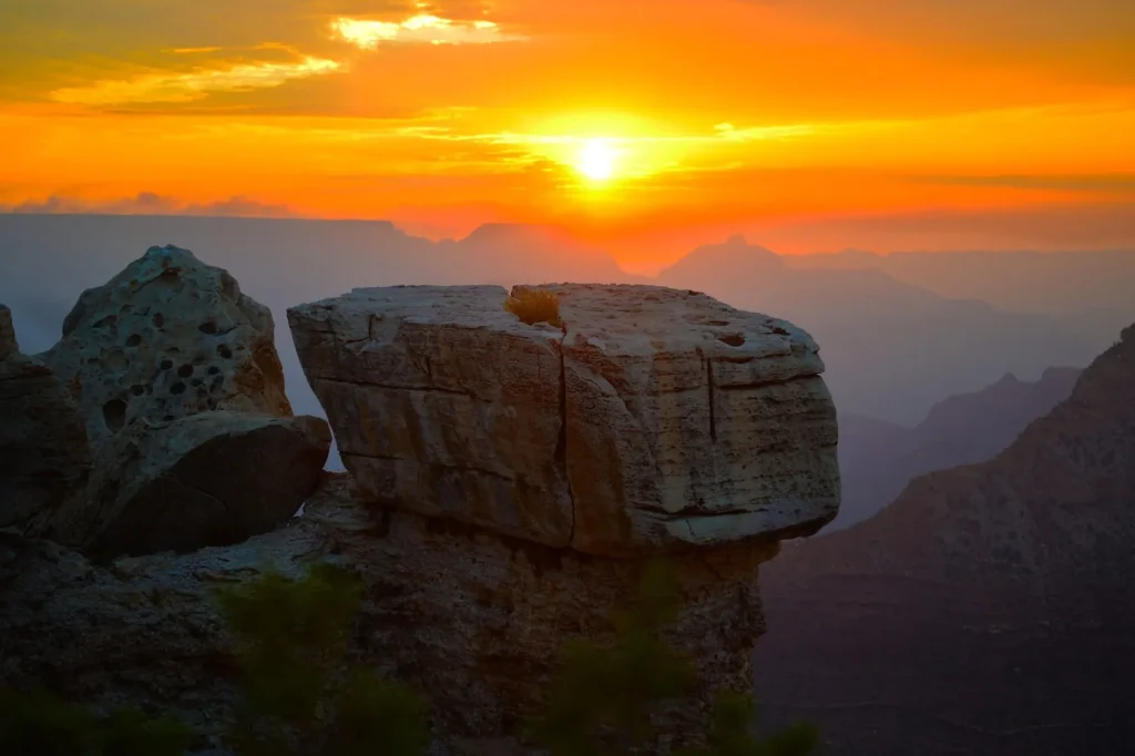 point de vue au coucher de soleil au Grand Canyon avec panorama sur les falaises et la lumière dorée
