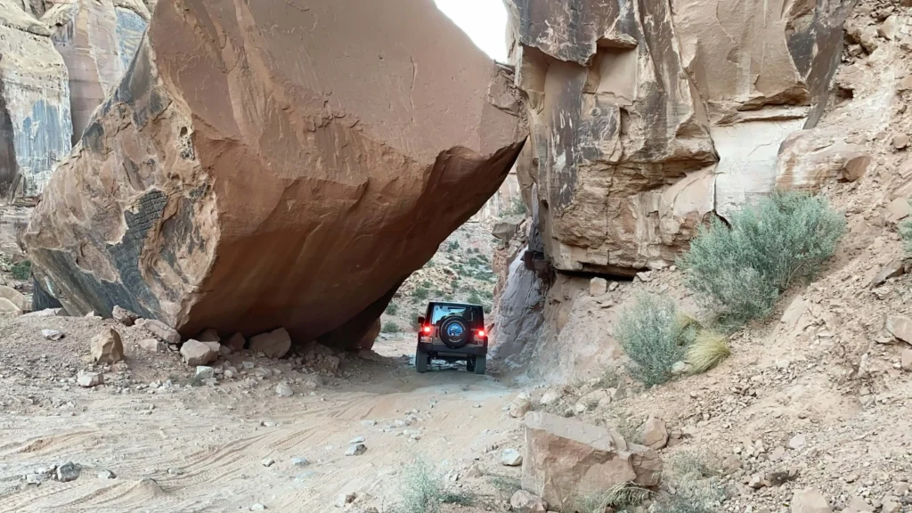 SUV circulant sur une piste rocheuse près du Grand Canyon en Arizona