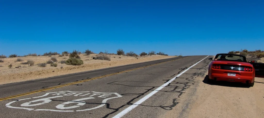 Voiture sur une route désertique en Arizona avant de rejoindre le Grand Canyon