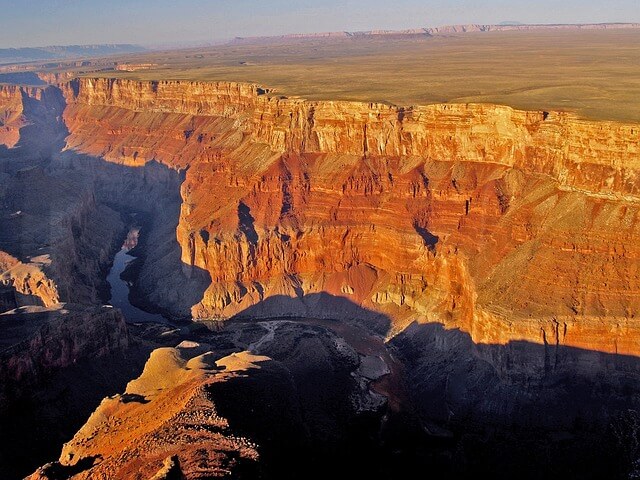 Vue sur le fleuve Colorado au fond du Grand Canyon depuis le secteur de Yavapai Point