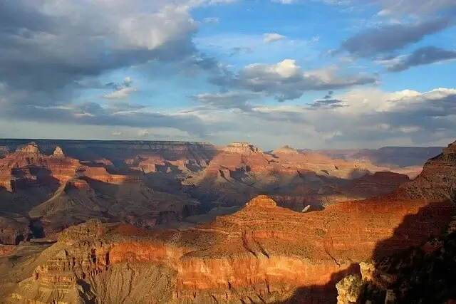 Vue panoramique depuis Yavapai Point sur les falaises et les couches géologiques du Grand Canyon South Rim